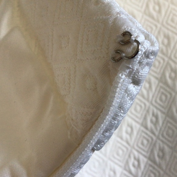 NWOT Lined cream coloured skirt, sz 10, 20”long & wide at bottom, flat waist 16” - Picture 7 of 15